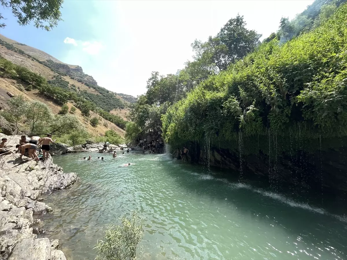 Hakkari\'deki Sineber Şelalesi, Sıcaktan Bunalanlara Serinlik Sağlıyor