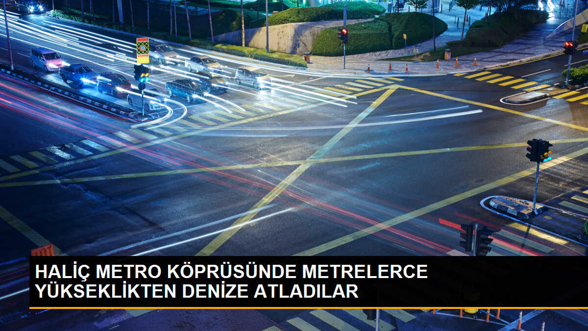 Beyoğlu\'nda Gençler Metro Köprüsünden Denize Atladı