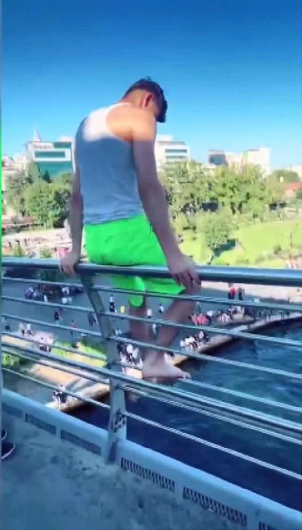 Beyoğlu\'nda Gençler Metro Köprüsünden Denize Atladı