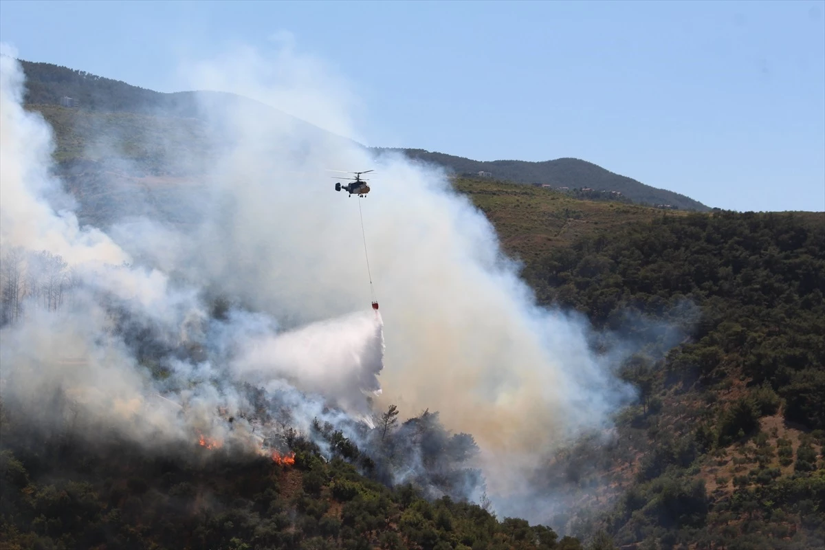 Hatay\'ın Belen ilçesinde çıkan orman yangınına müdahale devam ediyor