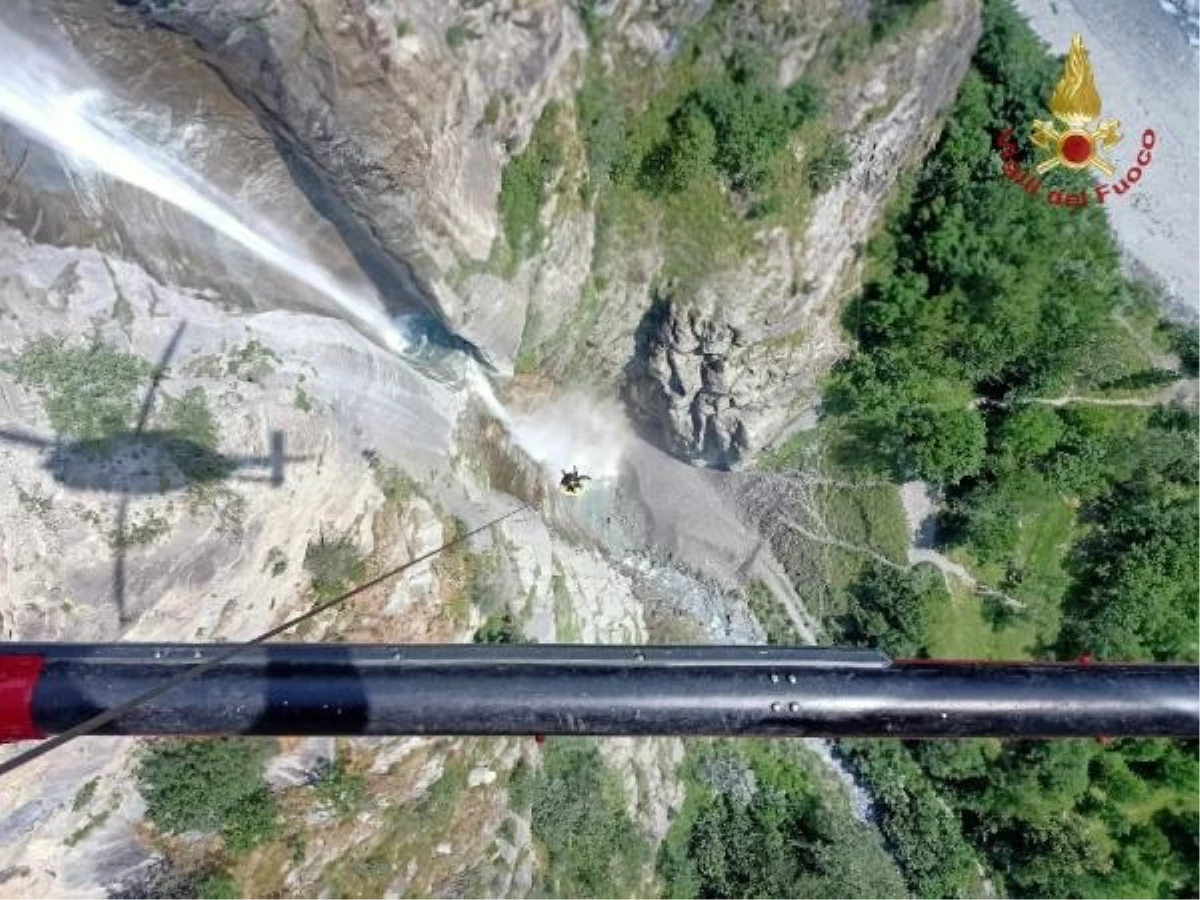 İtalya\'da mahsur kalan dağcılar helikopterle kurtarıldı