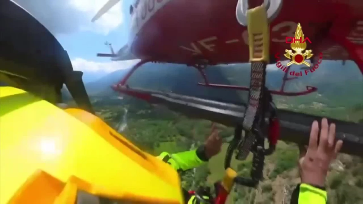 İtalya\'da mahsur kalan dağcılar helikopterle kurtarıldı