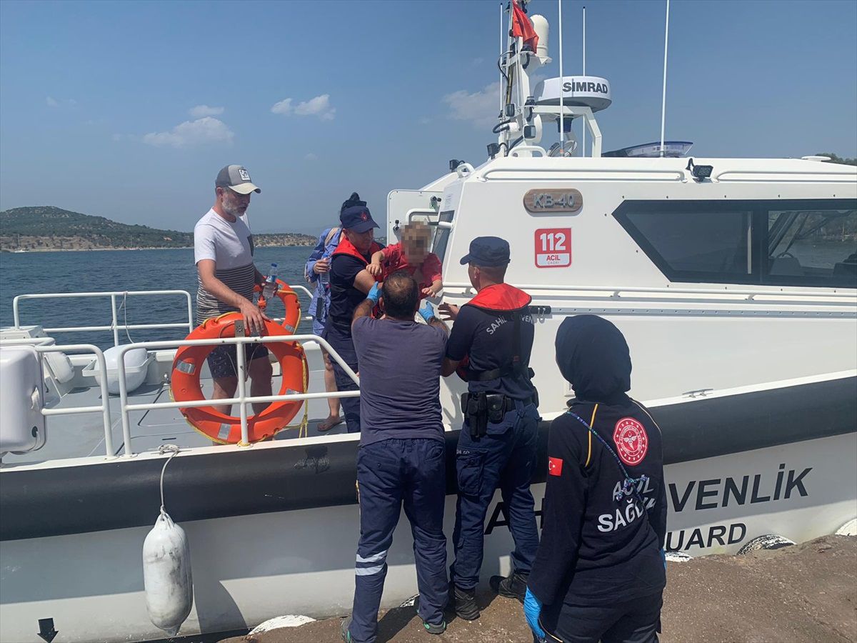İzmir\'de gezi teknesinde rahatsızlanan çocuk tahliye edildi