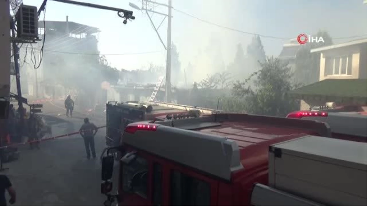 İzmir\'de market deposu yandı, faciadan dönüldü