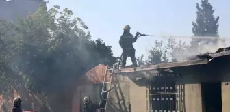 İzmir Karabağlar'da Market Deposunda Yangın Çıktı