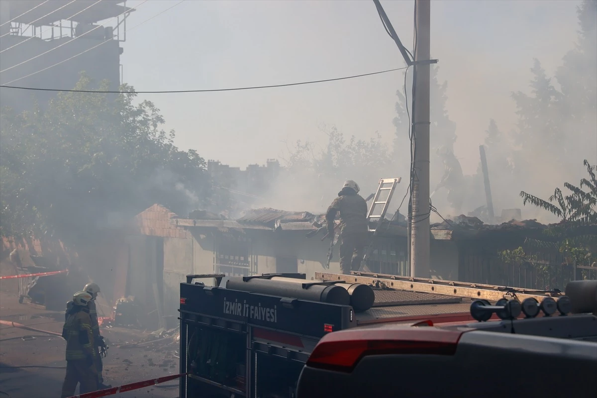 İzmir Karabağlar\'da market deposunda çıkan yangın kontrol altına alındı