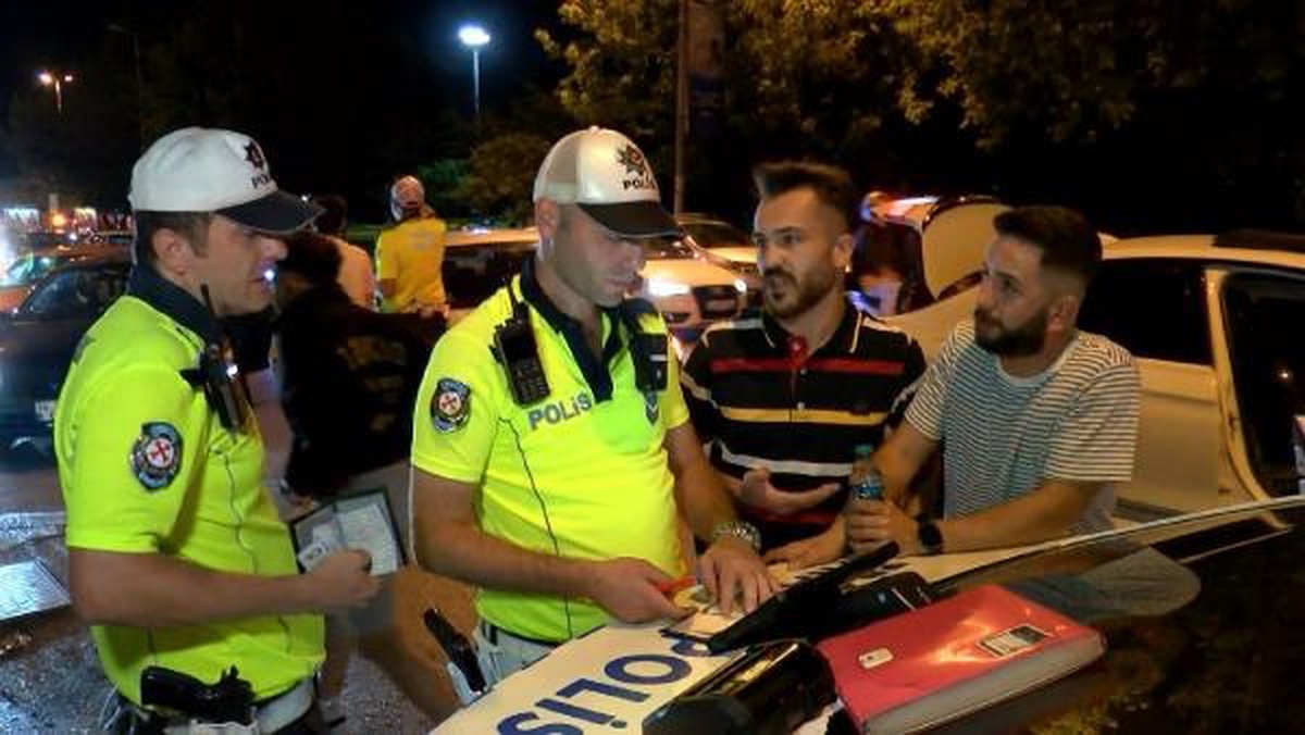 Kadıköy\'de Alkol ve Abart Egzoz Denetimi: Sürücülere Toplam 17 Bin 350 TL Cezası
