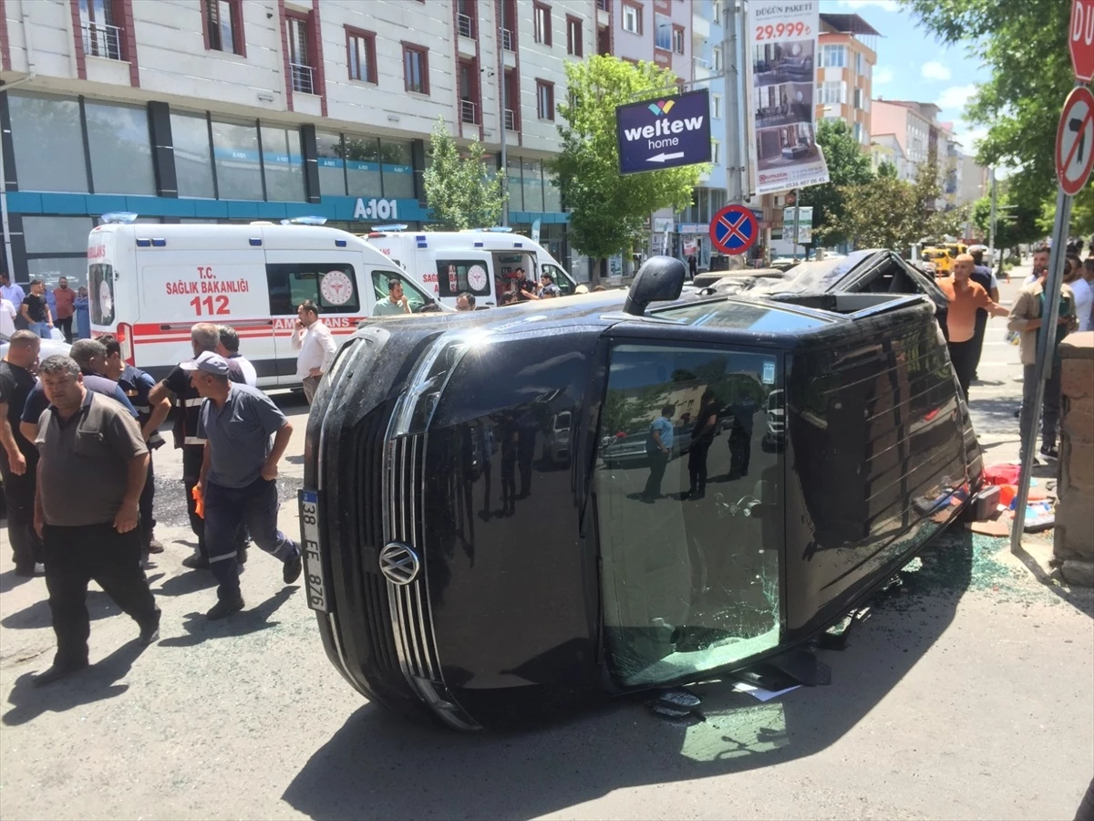 Kars\'ta pikap ile minibüsün çarpışması sonucu 5 kişi yaralandı