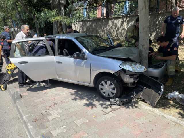 Komşusundan direksiyon dersi alan kadın sürücü ağaca çarptı! 4 kişinin yaralandığı kaza kamerada Komşusundan direksiyon dersi alan kadın sürücü ağaca çarptı! 4 kişinin yaralandığı kaza kamerada