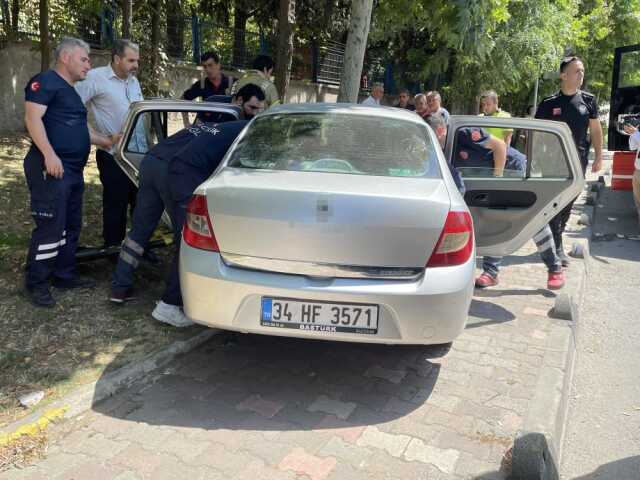 Komşusundan direksiyon dersi alan kadın sürücü ağaca çarptı! 4 kişinin yaralandığı kaza kamerada Komşusundan direksiyon dersi alan kadın sürücü ağaca çarptı! 4 kişinin yaralandığı kaza kamerada