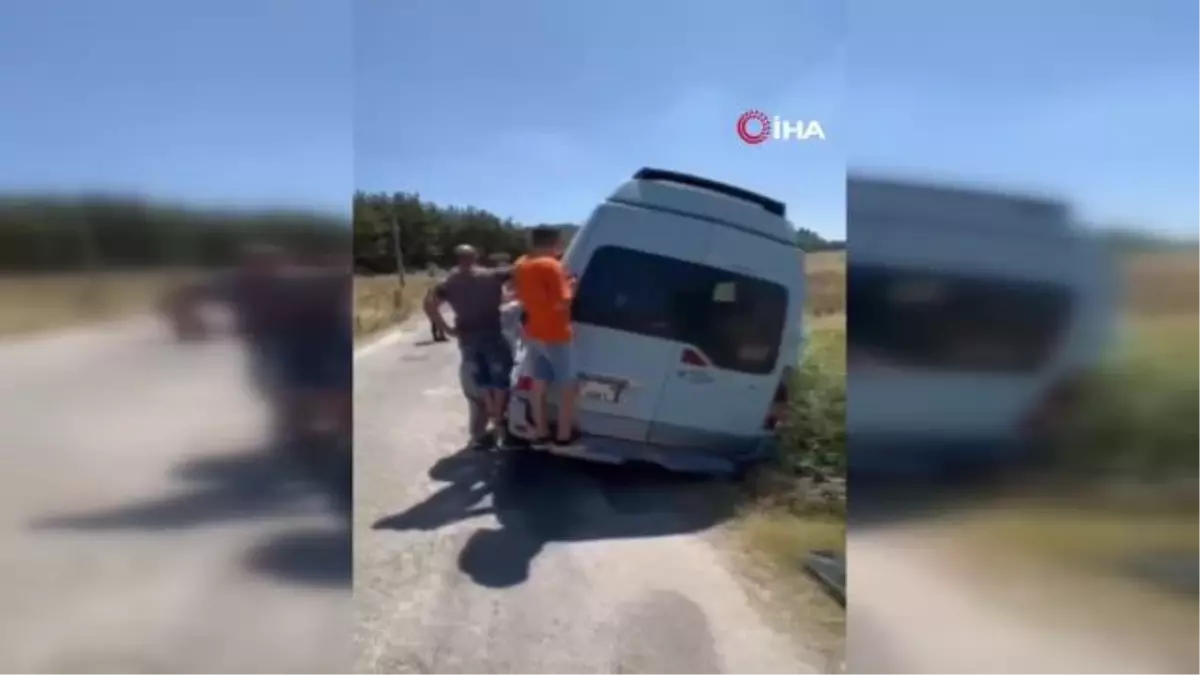 Köprü korkuluğuna çarpan minibüsün aşağı düşmemesi için ipe sımsıkı sarıldılar