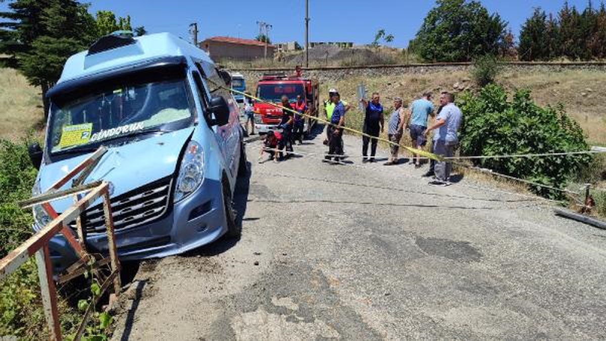 Keşan\'da köprü korkuluklarına çarpan minibüs sürücüsü yaralandı