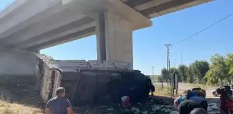 Tarsus'ta kamyonet viyadüğe düştü: 1'i çocuk, 3 kişi yaralandı