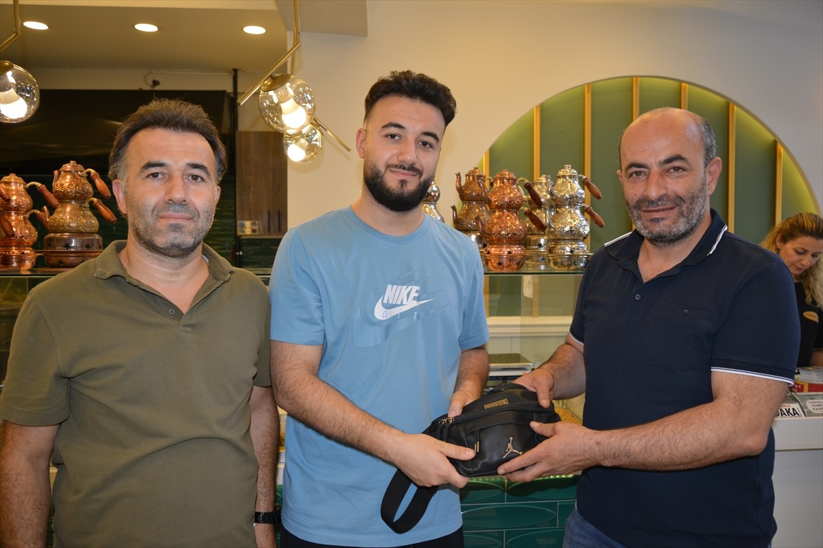 Tatlıcıda Unutulan Çanta Sahibine Teslim Edildi