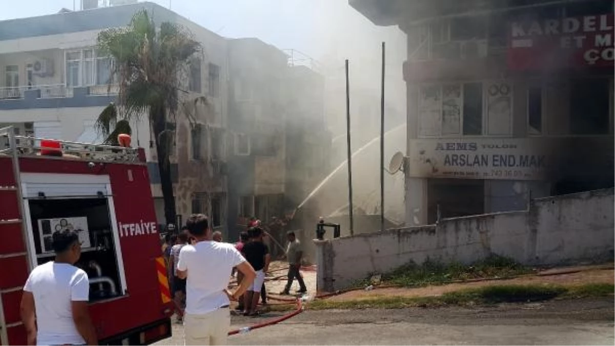 Manavgat\'ta Apartmanın Zemin Katındaki Mobilya Deposunda Yangın Çıktı