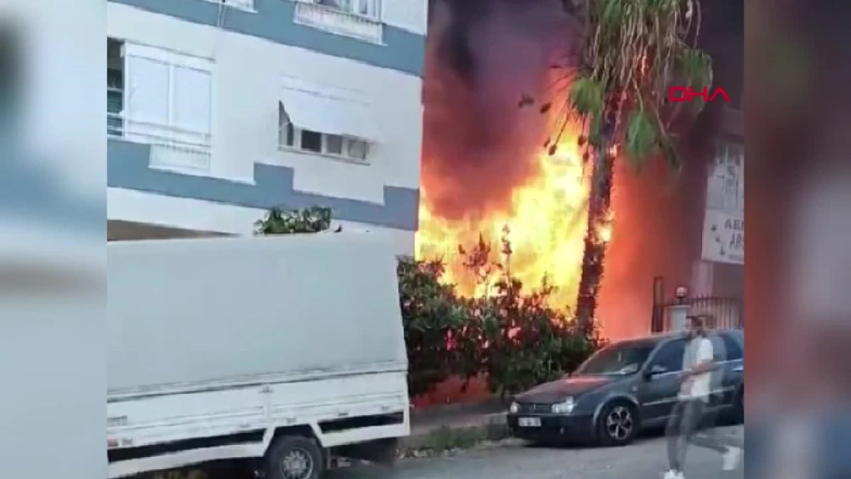 Manavgat\'ta Apartmanın Zemin Katındaki Mobilya Deposunda Yangın Çıktı