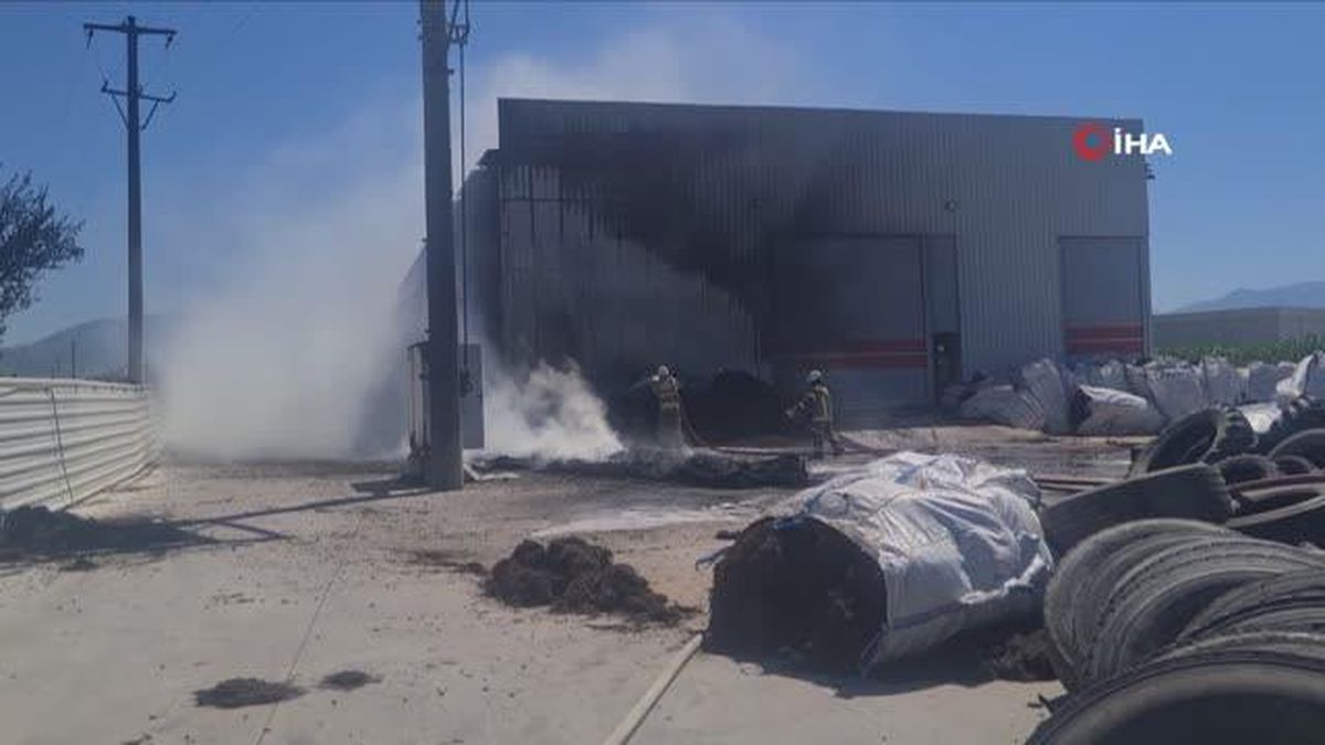 Plastik geri dönüşüm deposunda yangın