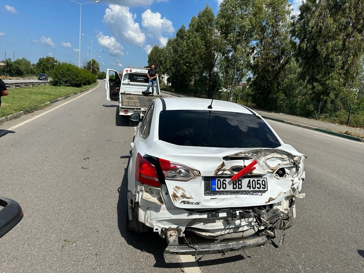 Samsun\'da Tırın Çarptığı Otomobilde 2 Kişi Yaralandı