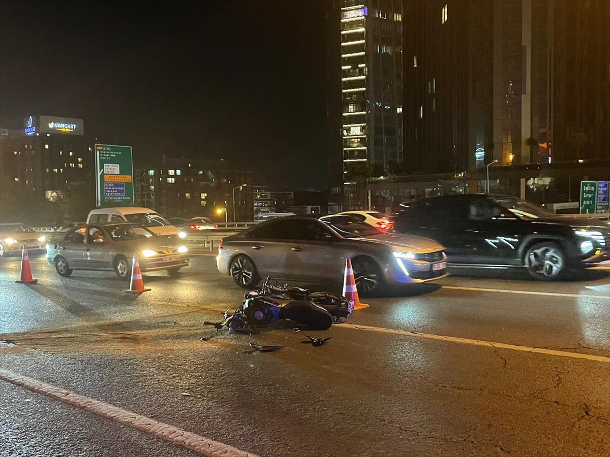 Sarıyer\'de Arıza Nedeniyle Bekleyen Otomobile Çarpan Motosiklet Sürücüsü Hayatını Kaybetti