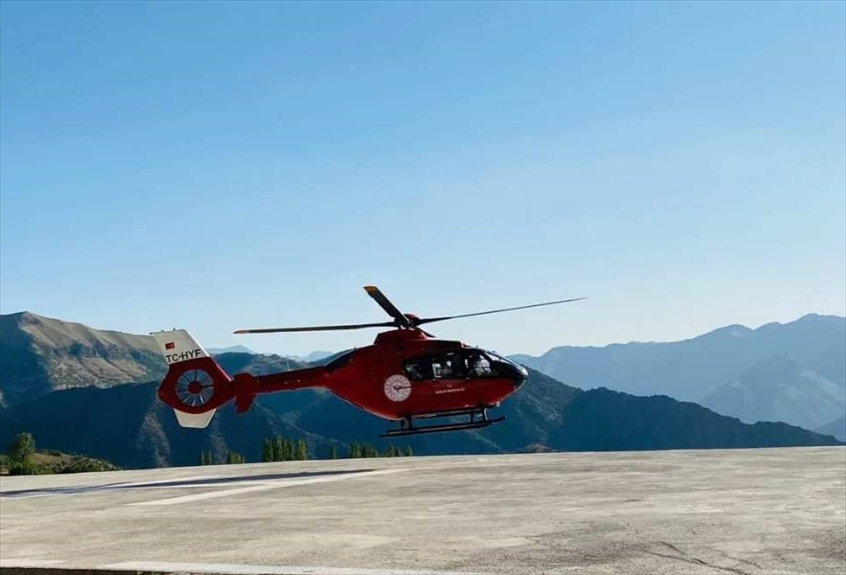 Beytüşşebap\'ta hasta ambulans helikopter ile Van\'a sevk edildi