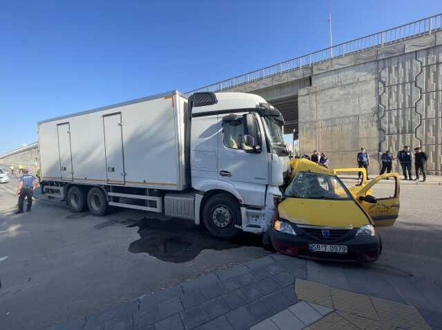 Sivas'ta Kavşakta Meydana Gelen Kazada Okul Müdürü ve Ailesi Hayatını Kaybetti