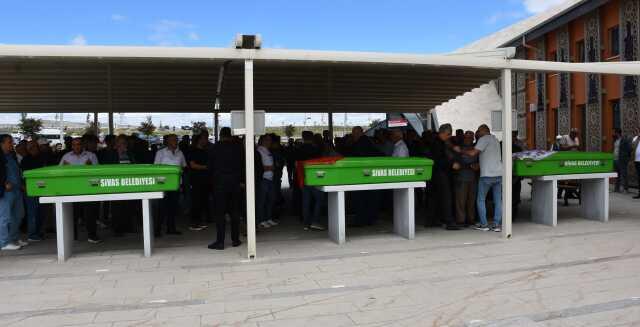 Sivas'ta Kavşakta Meydana Gelen Kazada Okul Müdürü ve Ailesi Hayatını Kaybetti