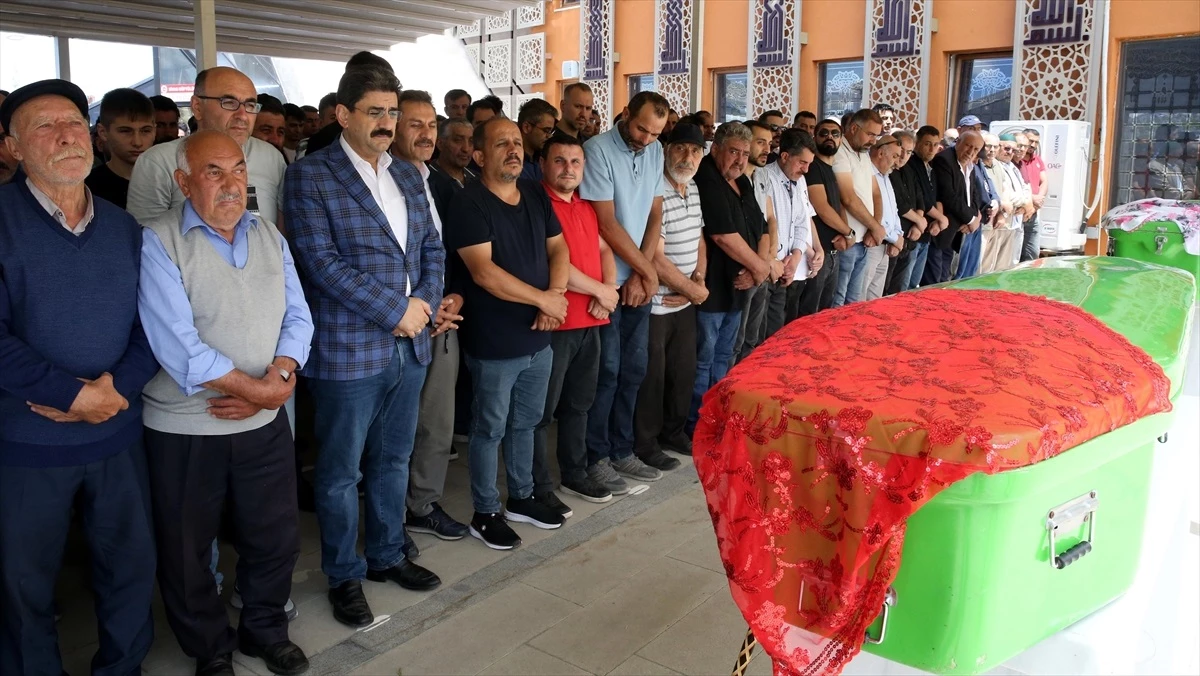 Sivas\'ta Kamyon ile Taksinin Çarpışması Sonucu Ölen Aile Defnedildi