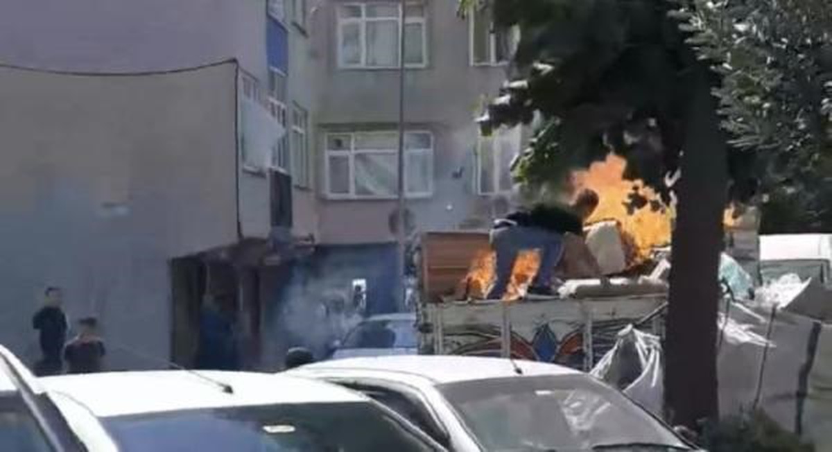 Sultangazi\'de Kamyonetin Kasasında Yangın Çıktı