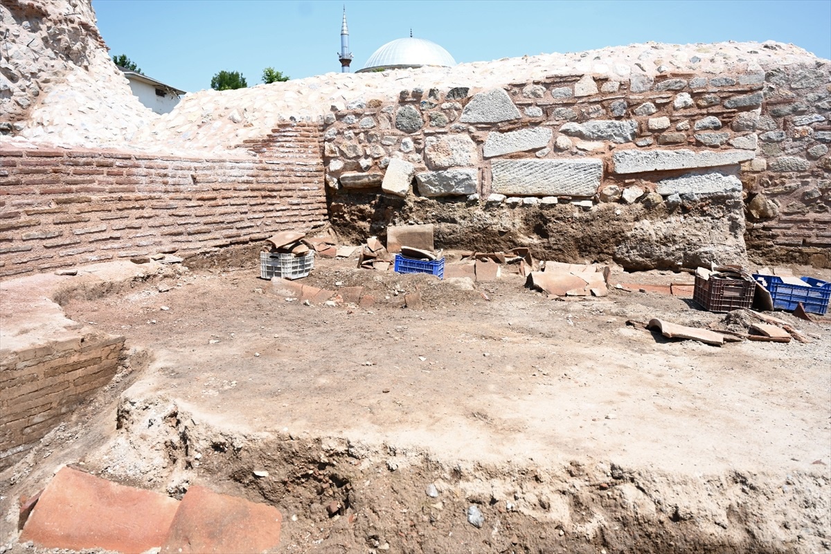 İznik\'teki Tarihi Surlarda Arkeolojik Kazılar Yapılıyor