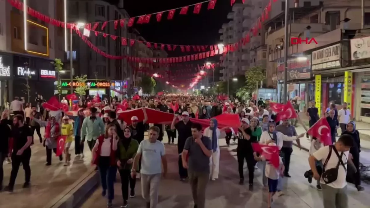 Van\'da 15 Temmuz Demokrasi Yürüyüşü düzenlendi