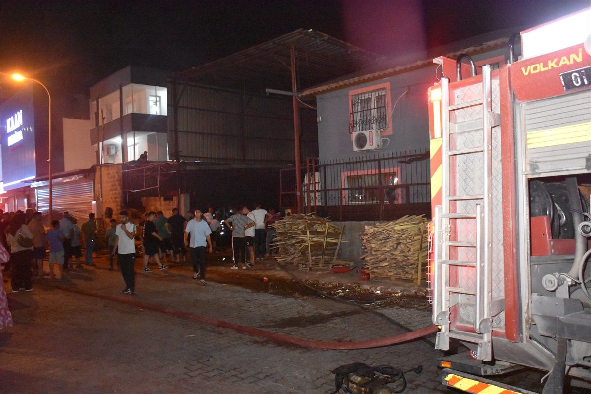 Adana\'da palet imalathanesinde çıkan yangın söndürüldü
