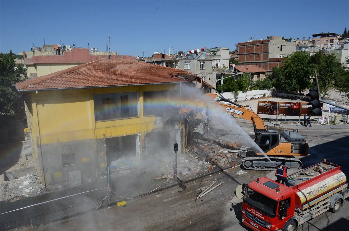 Adıyaman\'ın Besni ilçesinde deprem sonrası yıkım çalışmaları sürüyor