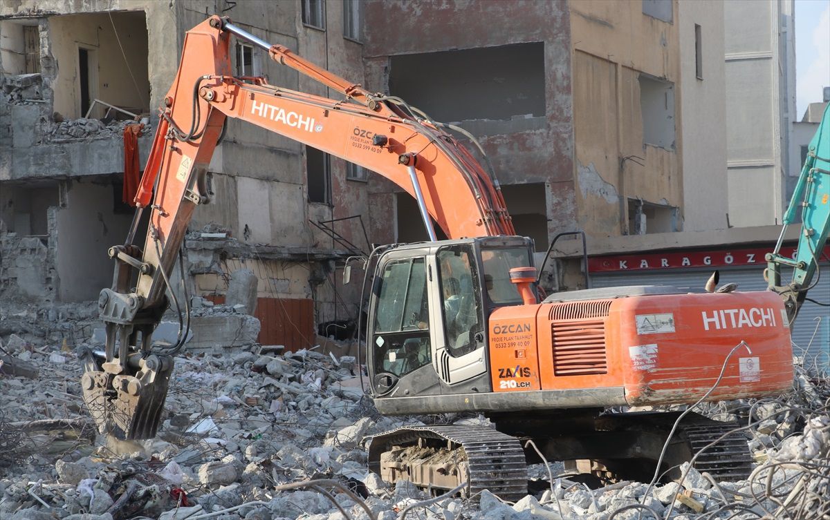 Hatay\'da deprem sonrası yıkım çalışmaları devam ediyor