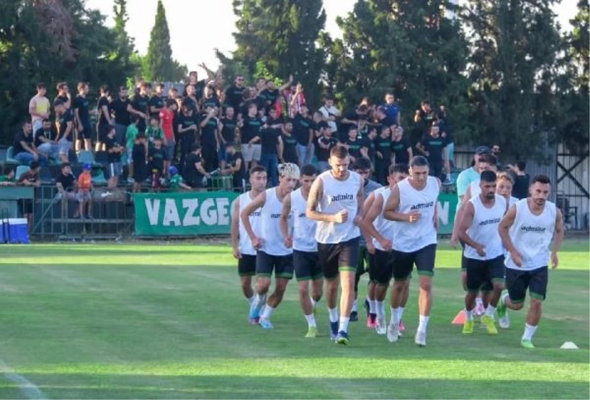 Akhisarspor, genç futbolcuların sözleşmesini yeniledi ve antrenmanlara başladı