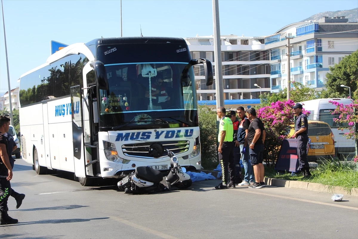 Alanya\'da Otobüs-Motosiklet Çarpışması: Baba ve Oğlu Hayatını Kaybetti