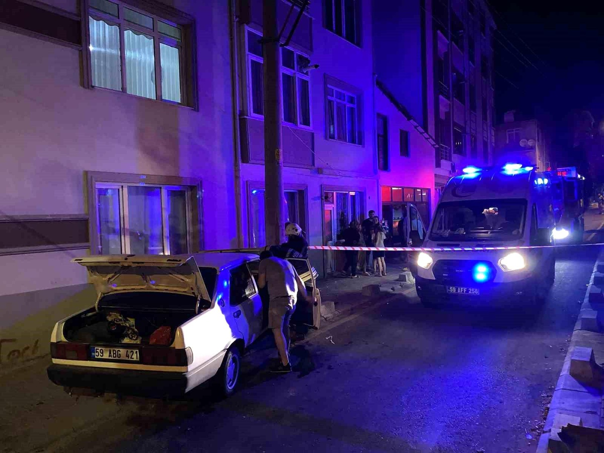 Çorlu\'da Alkollü Sürücü Beton Direğe Çarptı: 1 Yaralı