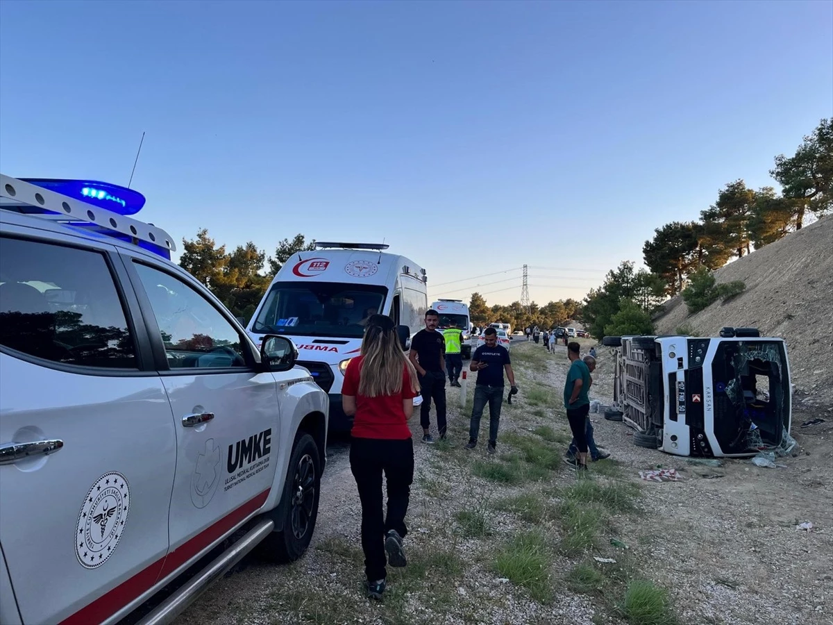 Antalya\'da Midibüs Kazası: 1\'i Ağır 20 Kişi Yaralandı