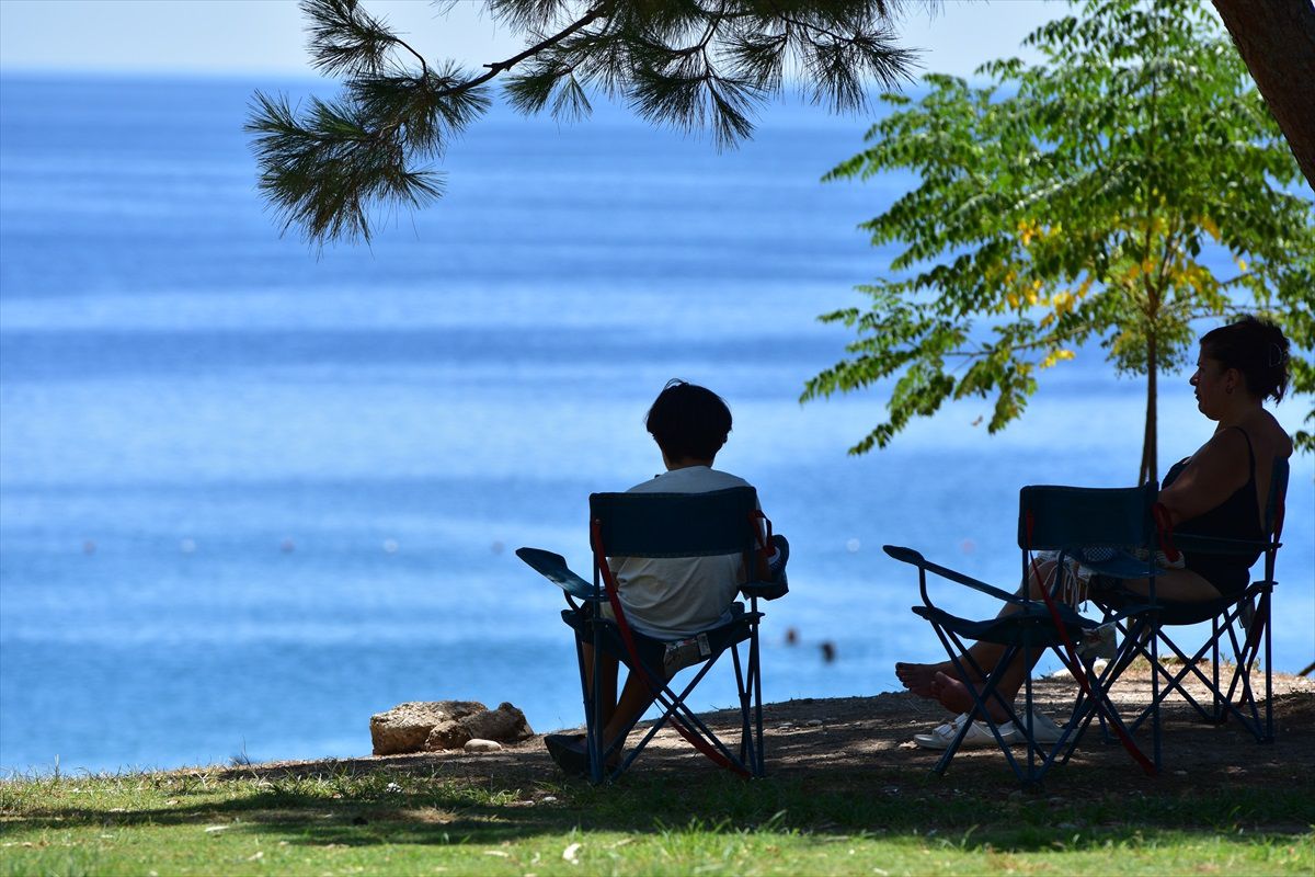 Antalya\'da 40 Dereceyi Aşan Sıcaklık Plajlarda Yoğunluğu Azalttı