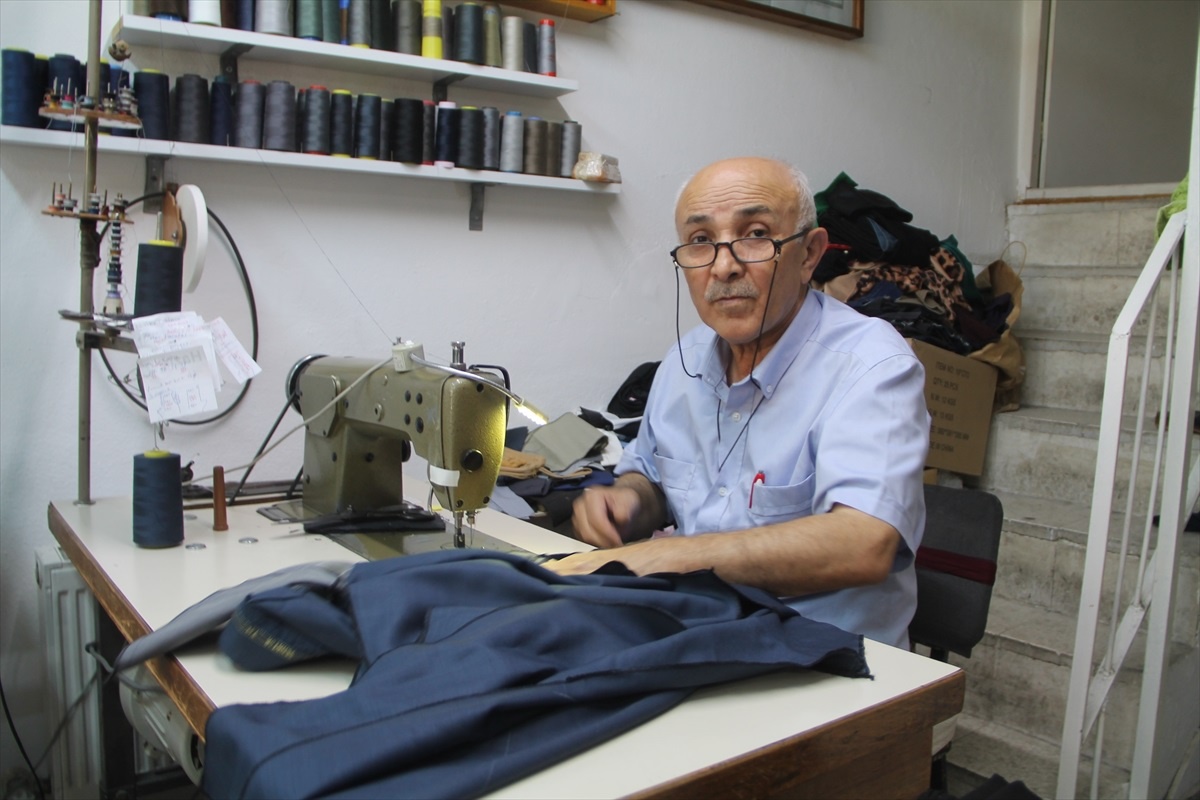 Amasya\'da 49 yıldır terzilik yapan Celal Cüce
