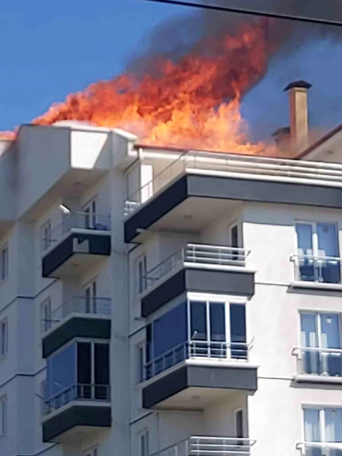 Ankara\'nın Elmadağ ilçesinde 4 katlı binanın teras katında yangın çıktı