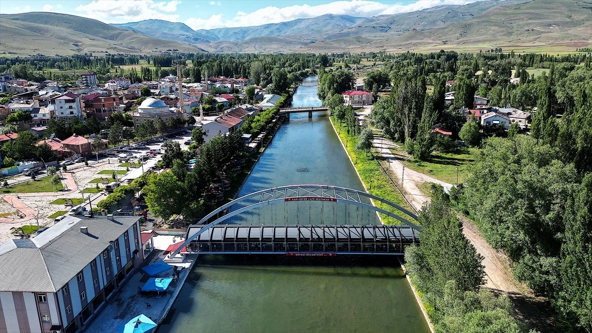 Arpalı\'da Çoruh Nehri Üzerine İnşa Edilen Cam Köprü Turizme Katkı Sağlıyor