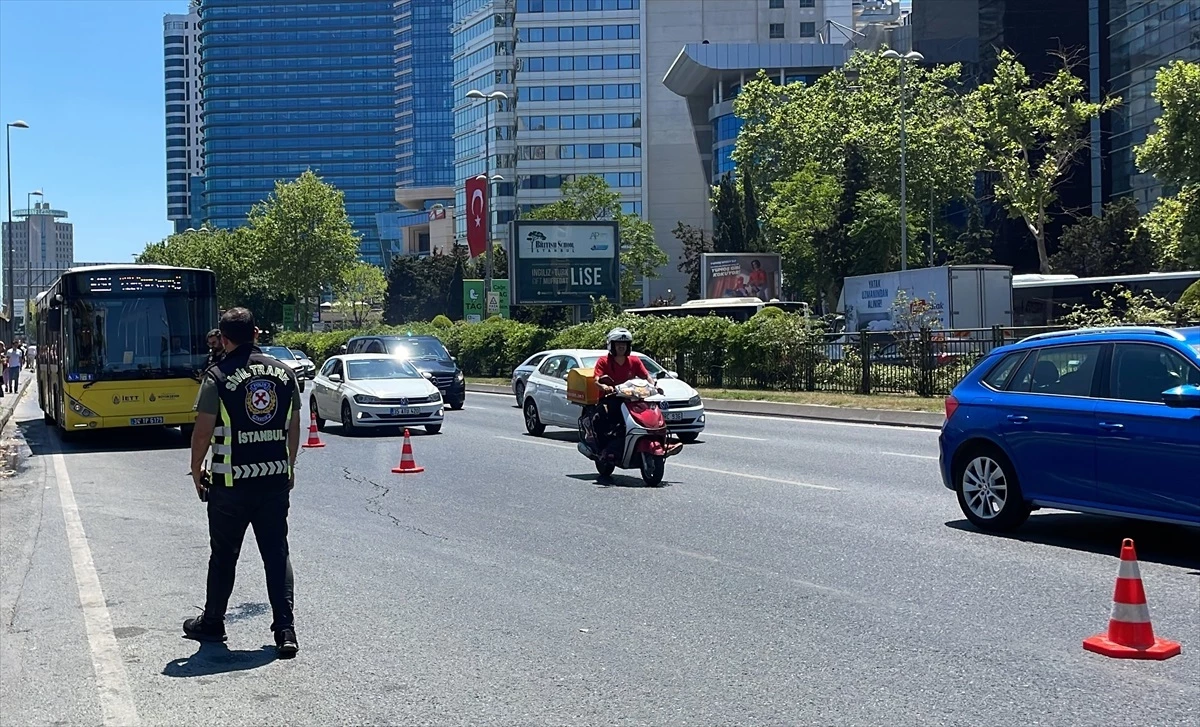 Beşiktaş\'ta Sivil Trafik Polislerinden Minibüs Denetimi