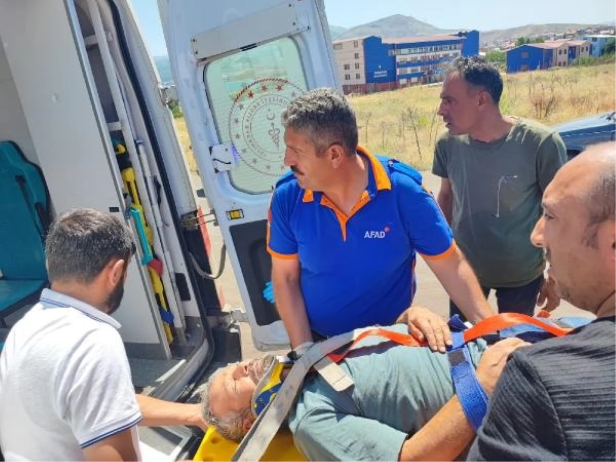 Bitlis\'te TIR ile hafif ticari araç çarpıştı: 3 yaralı