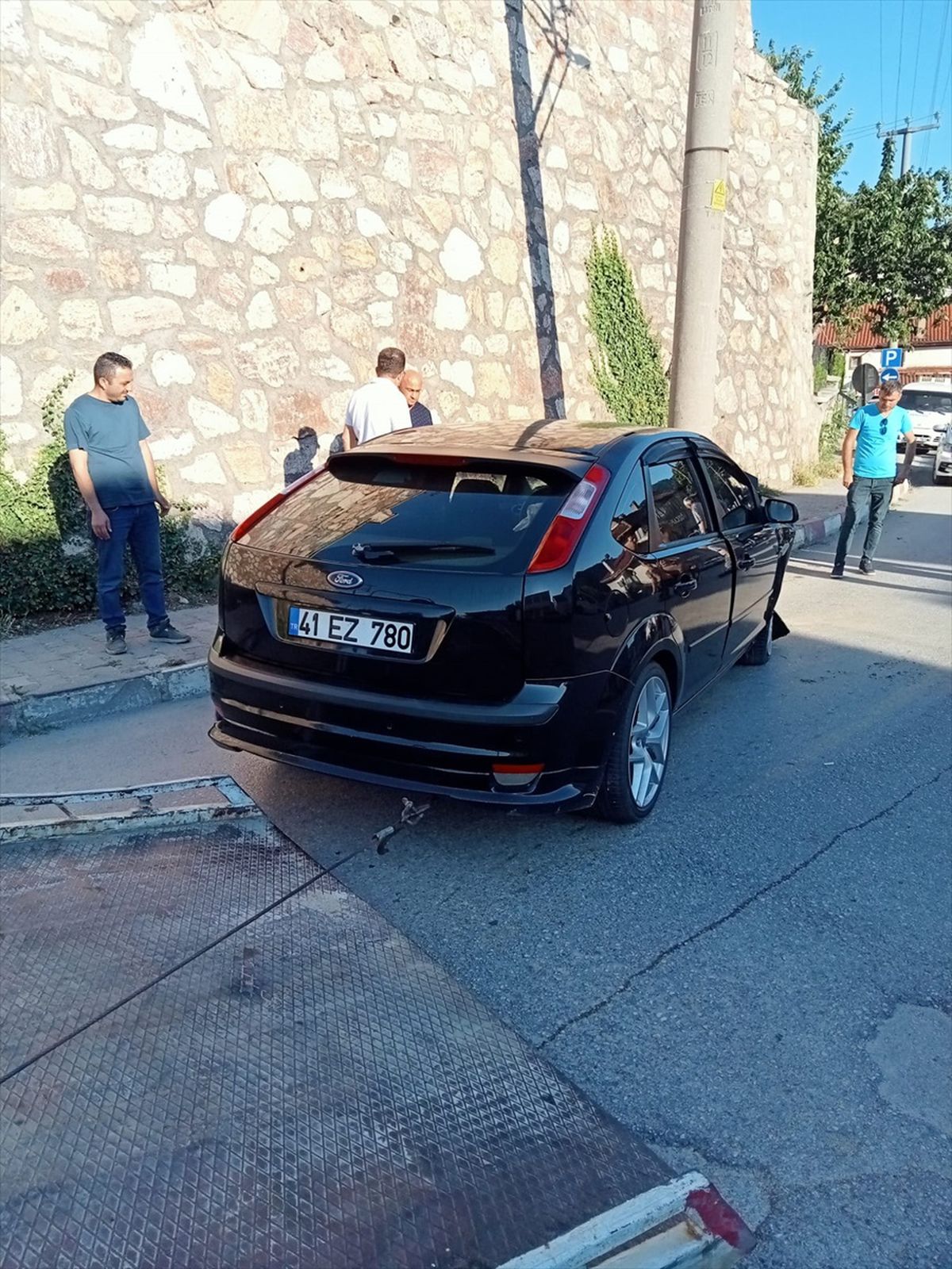 Bolu'da Elektrik Direğine Çarpan Otomobilin Sürücüsü Yaralandı