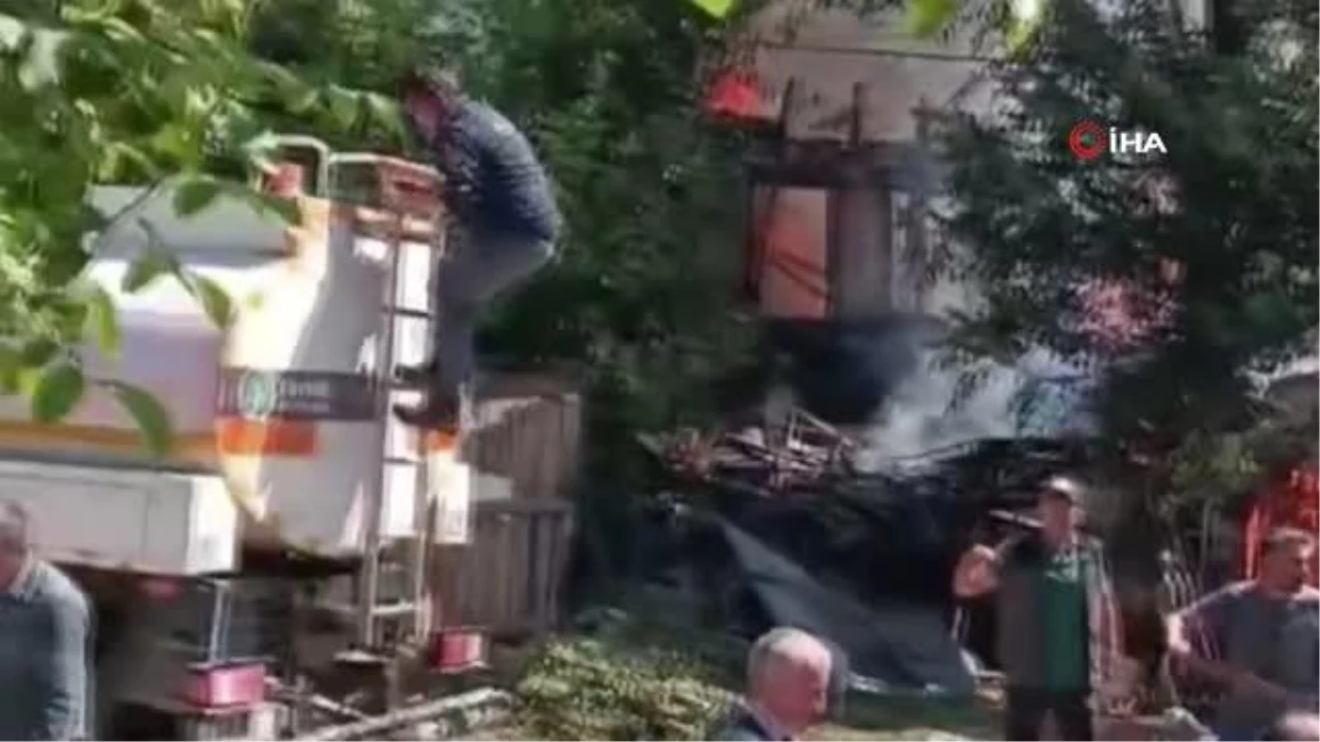 Bolu\'da iki katlı ahşap ev alev alev yandı