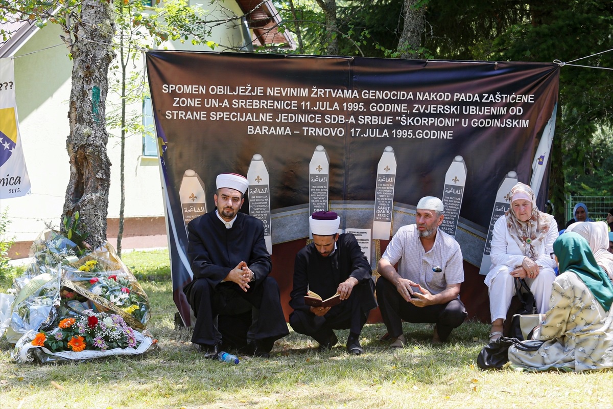 Bosna Hersek\'te Srebrenitsalı 6 Boşnak gencin anma töreni düzenlendi