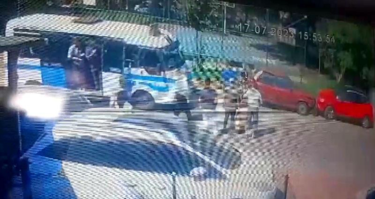 Bursa\'da Ticari Minibüs Park Halindeki Otomobile Çarptı