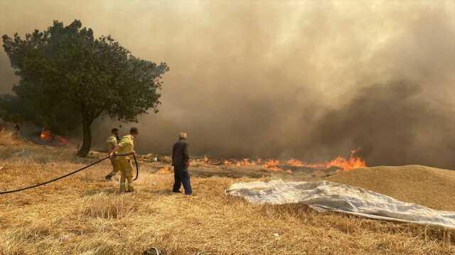 Çanakkale'de rüzgarın etkisiyle yayılan orman yangını kontrol altına alınmaya çalışılıyor