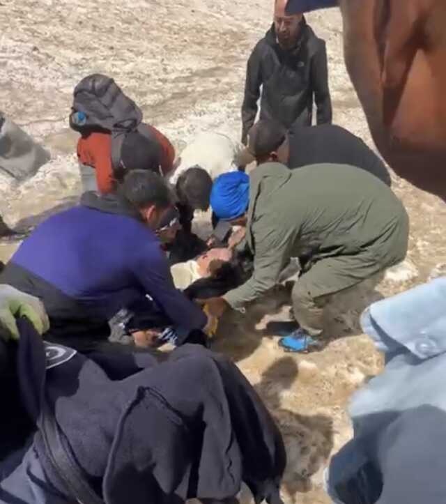 Cilo buzullarına düşen dağcıların kurtarılma anı anbean kamerada