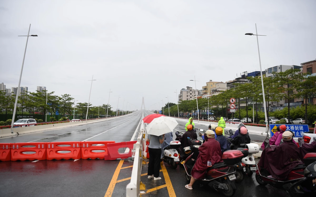Çin\'de Talim Tayfunu Nedeniyle Köprü Kapatılıyor